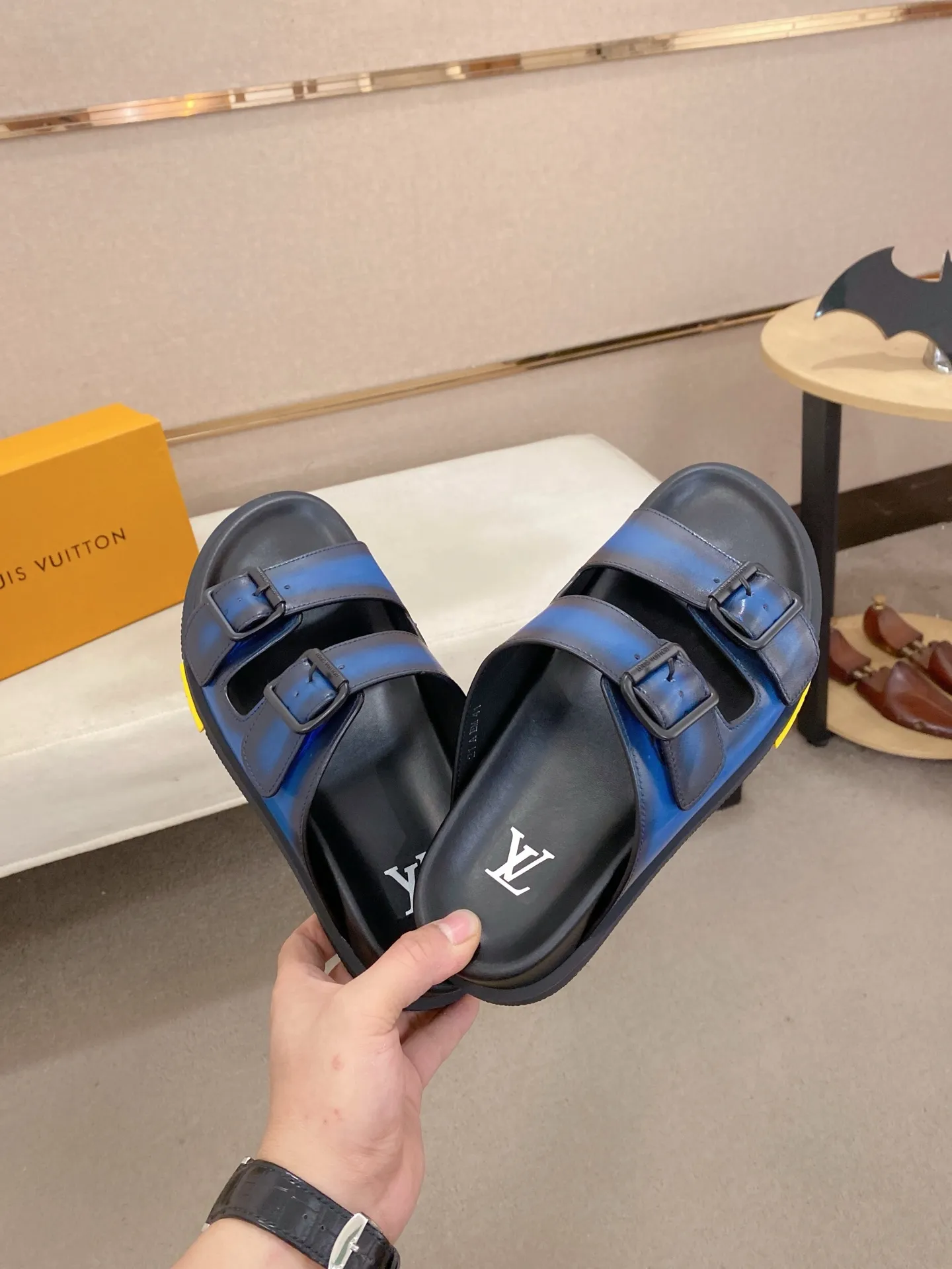 Factory price: 420💰Made by LV🔍Top purchasing agent. Men's spring and summer slippers are available at the same counter. The uppers are made of cowhide imported from Italy. High-quality craftsmanship, soles: original soles specially provided by the original factory, exclusive movable molded soles are super comfortable, original factory follow-up goods, 🔍🔍high quality, can be entered and exited the counter at will, welcome to compare, code number 38-44. Can be customized45